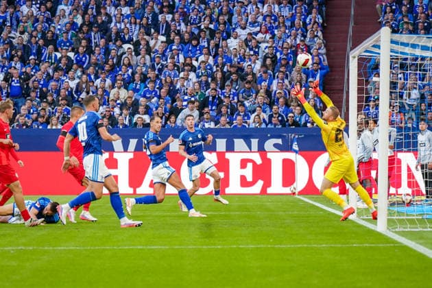 Deutschland: Fussball Bundesliga 2026 - 2027, 4. Spieltag - FC Schalke 04 vs SV Elversberg - Veltins-Arena (Gelsenkirchen): Nicolas Kristof (SV Elversberg, 20) wehrt Schalker Angriff ab. Copyright: xJOERANxSTEINSIEKx