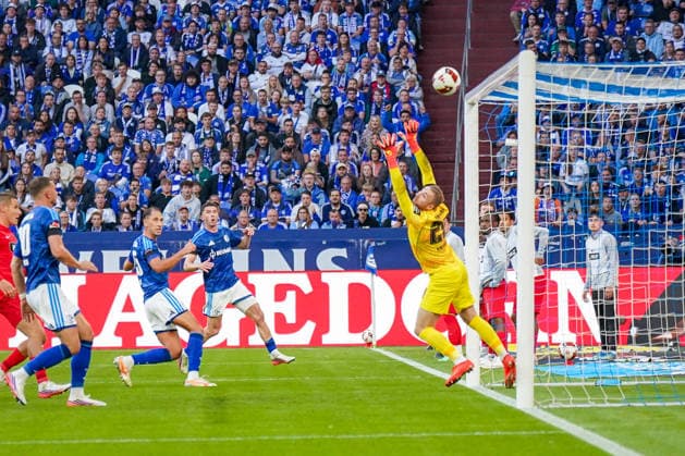 Deutschland: Fussball Bundesliga 2026 - 2027, 4. Spieltag - FC Schalke 04 vs SV Elversberg - Veltins-Arena (Gelsenkirchen): Nicolas Kristof (SV Elversberg, 20) wehrt Schalker Angriff ab. Copyright: xJOERANxSTEINSIEKx