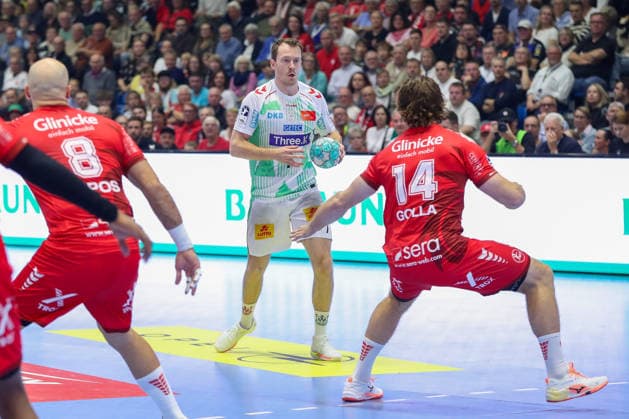 20.09.2026, xgox, Handball - Opel HBL MT Melsungen - SC Magdeburg emspor, v.l. Felix Claar (Magdeburg, 7), Johannes Golla (Melsungen, 14) Zweikampf, Duell, Kampf, tackle Kassel