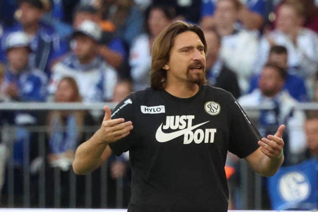 20.09.2026, xrekx, Fussball 1.Bundesliga, FC Schalke 04 - SV Elversberg v.l. Vincent Wagner Trainer (SV 07 Elversberg) gibt Anweisungen, gestikuliert, mit den Armen gestikulieren gives instructions, gesticulate (DFL DFB REGULATIONS PROHIBIT ANY USE OF PHOTOGRAPHS as IMAGE SEQUENCES and or QUASI-VIDEO) Gelsenkirchen