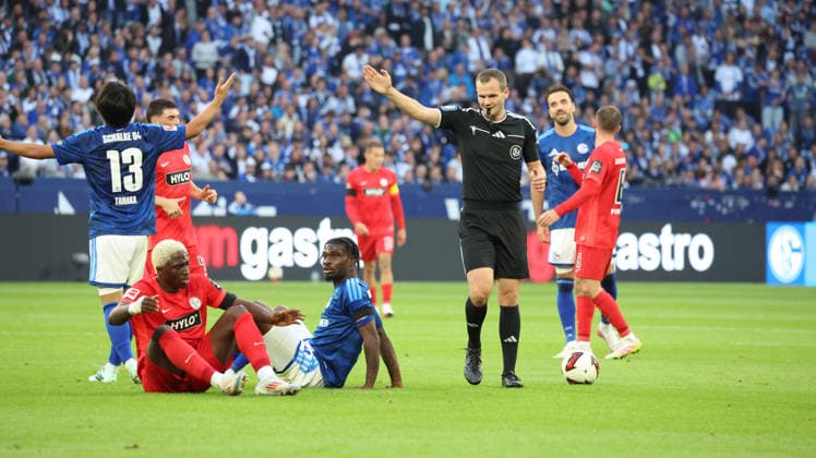 20.09.2026, xrekx, Fussball 1.Bundesliga, FC Schalke 04 - SV Elversberg v.l. David Mokwa (SV 07 Elversberg) Junior Dina Ebimbe (FC Schalke 04) Schiedsrichter Referee Dr. Robin Braun (DFL DFB REGULATIONS PROHIBIT ANY USE OF PHOTOGRAPHS as IMAGE SEQUENCES and or QUASI-VIDEO) Gelsenkirchen