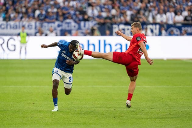 20.09.2026, GER, 1. Bundesliga, 4. Spieltag, FC Schalke 04 vs SV Elversberg Lasse Günther Guenther (SV Elversberg, 21) mit tritt gegen den kopf von Junior Dina Ebimbe (FC Schalke 04, 29) Gelsenkirchen VELTINS-Arena Gelsenkirchen Deutschland Copyright: xnordphotoxGmbHx xChristianxSchulzex