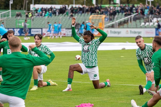 Fußball Regionalliga Nordost: BSG Chemie Leipzig - Chemnitzer FC; 20.09.2026 Bradley Lokilo (71, Chemie Leipzig) während der Erwärmung, Training. Fußball, Regionalliga Nordost, Saison 2026 2027, 10. Spieltag: BSG Chemie Leipzig vs. Chemnitzer FC am 20.09.2026 im Alfred-Kunze-Sportpark, Leipzig Leutzsch. Copyright: xBEAUTIFULxSPORTS JanxKaeferx