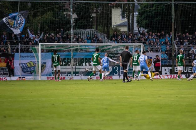Fußball Regionalliga Nordost: BSG Chemie Leipzig - Chemnitzer FC; 20.09.2026 Tor für Chemnitz, der Ball schlägt zum 0:1 ein. Fußball, Regionalliga Nordost, Saison 2026 2027, 10. Spieltag: BSG Chemie Leipzig vs. Chemnitzer FC am 20.09.2026 im Alfred-Kunze-Sportpark, Leipzig Leutzsch. Copyright: xBEAUTIFULxSPORTS JanxKaeferx