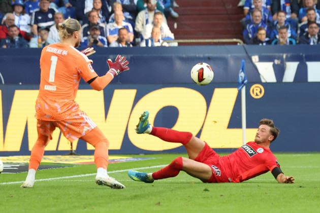 20.09.2026, xrekx, Fussball 1.Bundesliga, FC Schalke 04 - SV Elversberg v.l. Loris Karius (FC Schalke 04) Lukas Petkov (SV 07 Elversberg) Zweikampf, Aktion, action, battle for the ball (DFL DFB REGULATIONS PROHIBIT ANY USE OF PHOTOGRAPHS as IMAGE SEQUENCES and or QUASI-VIDEO) Gelsenkirchen