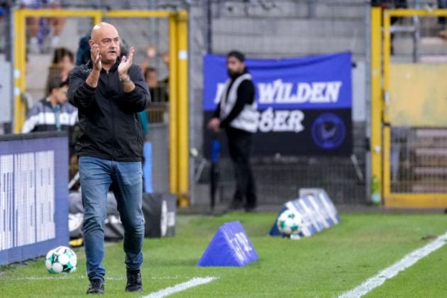 Rui Mota (Trainer, Cheftrainer, SV Waldhof), gibt Anweisungen, gestikuliert, mit den Armen gestikulieren, Freisteller, Ganzkörper, Einzelbild, Einzelfoto, Aktion, Action, am Spielfeldrand, an der Seitenauslinie, 20.09.2026, Mannheim (Deutschland), Fussball, 3. Liga, SV Waldhof Mannheim - SC Preußen Münster, DFB DFL REGULATIONS PROHIBIT ANY USE OF PHOTOGRAPHS AS IMAGE SEQUENCES AND OR QUASI-VIDEO.