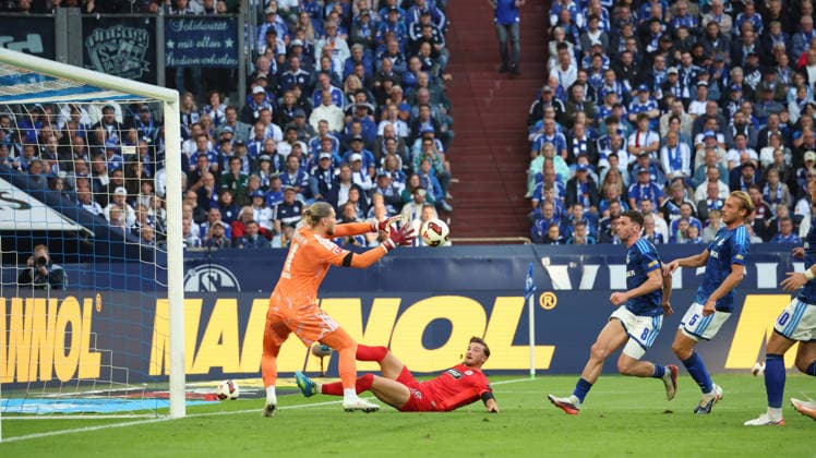 20.09.2026, xrekx, Fussball 1.Bundesliga, FC Schalke 04 - SV Elversberg v.l. Loris Karius (FC Schalke 04) Lukas Petkov (SV 07 Elversberg) Zweikampf, Aktion, action, battle for the ball (DFL DFB REGULATIONS PROHIBIT ANY USE OF PHOTOGRAPHS as IMAGE SEQUENCES and or QUASI-VIDEO) Gelsenkirchen