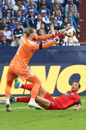 20.09.2026, xrekx, Fussball 1.Bundesliga, FC Schalke 04 - SV Elversberg v.l. Loris Karius (FC Schalke 04) Lukas Petkov (SV 07 Elversberg) (DFL DFB REGULATIONS PROHIBIT ANY USE OF PHOTOGRAPHS as IMAGE SEQUENCES and or QUASI-VIDEO) Gelsenkirchen