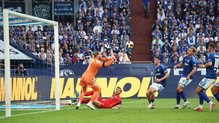 20.09.2026, xrekx, Fussball 1.Bundesliga, FC Schalke 04 - SV Elversberg v.l. Loris Karius (FC Schalke 04) Lukas Petkov (SV 07 Elversberg) Robin Gosens (FC Schalke 04) (DFL DFB REGULATIONS PROHIBIT ANY USE OF PHOTOGRAPHS as IMAGE SEQUENCES and or QUASI-VIDEO) Gelsenkirchen