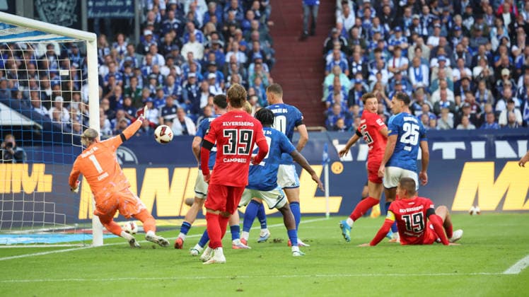 20.09.2026, xrekx, Fussball 1.Bundesliga, FC Schalke 04 - SV Elversberg v.l. Loris Karius (FC Schalke 04) (DFL DFB REGULATIONS PROHIBIT ANY USE OF PHOTOGRAPHS as IMAGE SEQUENCES and or QUASI-VIDEO) Gelsenkirchen
