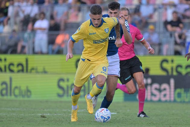 SOCCER - Serie A - Frosinone Calcio vs. Como 1907 Photo by IPA ABACAPRESS.COM88764183 - Antonio Raimondo of Frosinone under pressure from Jacobo Ramon of Como during the Serie A Enilive soccer match between Frosinone and Como at the Benito Stirpe Stadium on September 20, 2026, in Frosinone, Lazio. During the Frosinone Calcio vs. Como 1907 Italian Serie A soccer match in Frosinone, Italy, on September 20, 2026 Frosinone Italy  Copyright: xIPAxSport ABACAx