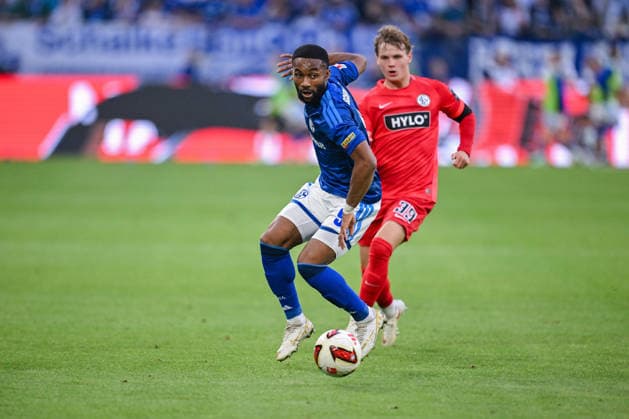 20.09.2026, Fussball, Saison 2026 2027, Bundesliga, FC Schalke 04 - SV Elversberg, Moussa Sylla (FC Schalke 04), Cole Campbell (SV Elversberg) xRHR-FOTO YYx Copyright: KROEGER RHR-FOTOx RHR-FOTO YY
