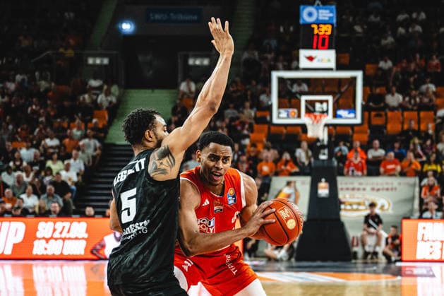 Neu Ulm, Deutschland, 20.09.26: Ish Leggett (MHP RIESEN Ludwigsburg) und Jaylen Sims (ratiopharm ulm) im Zweikampf waehrend des Basketball Bundesliga Spiels zwischen ratiopharm ulm vs MHP Riesen Ludwigsburg in der ratiopharm Arena am 20. September 2026 in Neu Ulm, Deutschland. (Foto von Harry Langer DeFodi Images) ratiopharm Arena, Germany, 20.09.26: Ish Leggett (MHP RIESEN Ludwigsburg) und Jaylen Sims (ratiopharm ulm) battle for the ball during the Basketball Bundesliga match between ratiopharm ulm vs MHP Riesen Ludwigsburg at Neu Ulm on September 20, 2026 in ratiopharm Arena, Germany. (Photo by Harry Langer DeFodi Images) (Photo by Harry Langer DeFodi Images) -