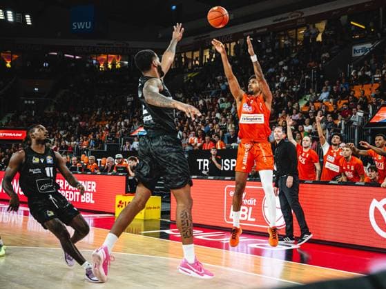 Neu Ulm, Deutschland, 20.09.26: Darius Perry (MHP RIESEN Ludwigsburg) und Ibi Watson (ratiopharm ulm) im Zweikampf waehrend des Basketball Bundesliga Spiels zwischen ratiopharm ulm vs MHP Riesen Ludwigsburg in der ratiopharm Arena am 20. September 2026 in Neu Ulm, Deutschland. (Foto von Harry Langer DeFodi Images) ratiopharm Arena, Germany, 20.09.26: Darius Perry (MHP RIESEN Ludwigsburg) und Ibi Watson (ratiopharm ulm) battle for the ball during the Basketball Bundesliga match between ratiopharm ulm vs MHP Riesen Ludwigsburg at Neu Ulm on September 20, 2026 in ratiopharm Arena, Germany. (Photo by Harry Langer DeFodi Images) (Photo by Harry Langer DeFodi Images) -