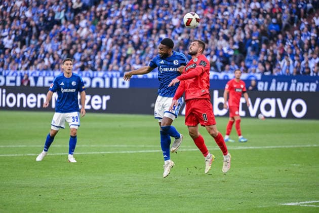 20.09.2026, Fussball, Saison 2026 2027, Bundesliga, FC Schalke 04 - SV Elversberg, Moussa Sylla (FC Schalke 04), Åukasz PorÄ™ba (SV Elversberg) xRHR-FOTO YYx Copyright: KROEGER RHR-FOTOx RHR-FOTO YY