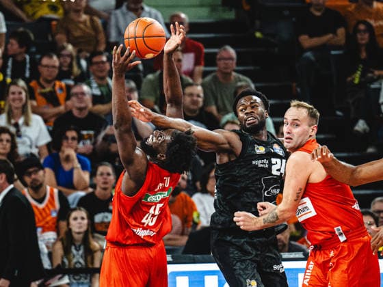 Neu Ulm, Deutschland, 20.09.26: Oluwasimisola Shittu (ratiopharm ulm), Maxwell Dongmo Temoka (MHP RIESEN Ludwigsburg) und Devin Schmidt (ratiopharm ulm) im Zweikampf waehrend des Basketball Bundesliga Spiels zwischen ratiopharm ulm vs MHP Riesen Ludwigsburg in der ratiopharm Arena am 20. September 2026 in Neu Ulm, Deutschland. (Foto von Harry Langer DeFodi Images) ratiopharm Arena, Germany, 20.09.26: Oluwasimisola Shittu (ratiopharm ulm), Maxwell Dongmo Temoka (MHP RIESEN Ludwigsburg) und Devin Schmidt (ratiopharm ulm) battle for the ball during the Basketball Bundesliga match between ratiopharm ulm vs MHP Riesen Ludwigsburg at Neu Ulm on September 20, 2026 in ratiopharm Arena, Germany. (Photo by Harry Langer DeFodi Images) (Photo by Harry Langer DeFodi Images) -