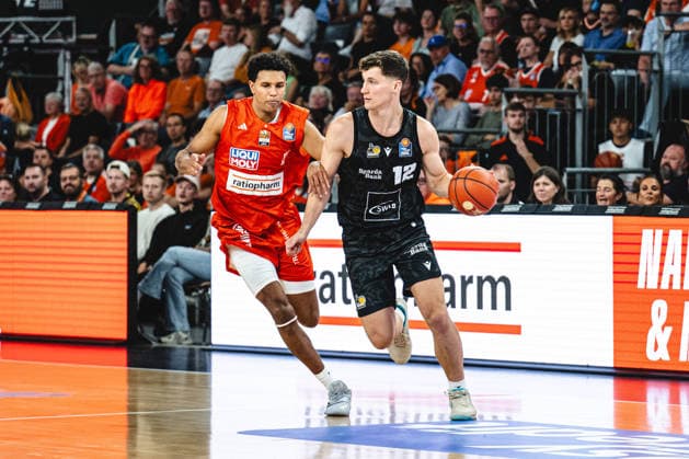 Neu Ulm, Deutschland, 20.09.26: Michael Rataj (ratiopharm ulm) und Patrick Cartier (MHP RIESEN Ludwigsburg) im Zweikampf waehrend des Basketball Bundesliga Spiels zwischen ratiopharm ulm vs MHP Riesen Ludwigsburg in der ratiopharm Arena am 20. September 2026 in Neu Ulm, Deutschland. (Foto von Harry Langer DeFodi Images) ratiopharm Arena, Germany, 20.09.26: Michael Rataj (ratiopharm ulm) und Patrick Cartier (MHP RIESEN Ludwigsburg) battle for the ball during the Basketball Bundesliga match between ratiopharm ulm vs MHP Riesen Ludwigsburg at Neu Ulm on September 20, 2026 in ratiopharm Arena, Germany. (Photo by Harry Langer DeFodi Images) (Photo by Harry Langer DeFodi Images) -