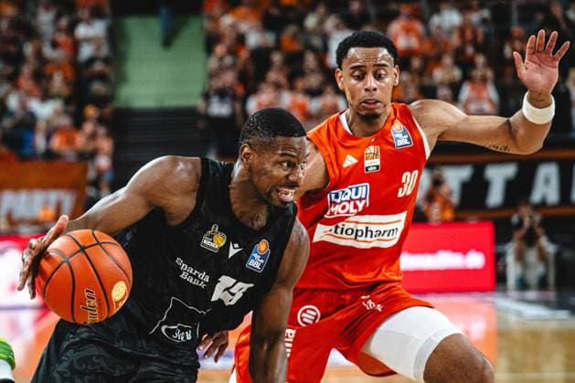 Neu Ulm, Deutschland, 20.09.26: Yorman Polas Bartolo (MHP RIESEN Ludwigsburg) und Jaylen Sims (ratiopharm ulm) im Zweikampf waehrend des Basketball Bundesliga Spiels zwischen ratiopharm ulm vs MHP Riesen Ludwigsburg in der ratiopharm Arena am 20. September 2026 in Neu Ulm, Deutschland. (Foto von Harry Langer DeFodi Images) ratiopharm Arena, Germany, 20.09.26: Yorman Polas Bartolo (MHP RIESEN Ludwigsburg) und Jaylen Sims (ratiopharm ulm) battle for the ball during the Basketball Bundesliga match between ratiopharm ulm vs MHP Riesen Ludwigsburg at Neu Ulm on September 20, 2026 in ratiopharm Arena, Germany. (Photo by Harry Langer DeFodi Images) (Photo by Harry Langer DeFodi Images) -