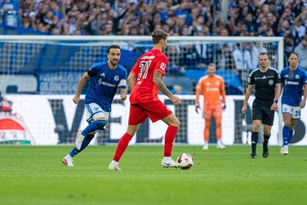Kenan Karaman (Schalke 04, 19) laeuft Maximilian Rohr (SV Elversberg, 31) an FC Schalke 04 vs. SV Elversberg, Fussball, Bundesliga, 4.Spieltag, Saison 2026 27, 20.09.2026, DFL REGULATIONS PROHIBIT ANY USE OF PHOTOGRAPHS AS IMAGE SEQUENCES AND OR QUASI-VIDEO, FC Schalke 04 vs. SV Elversberg, Fussball, Bundesliga, 4.Spieltag, Saison 2026 27, 20.09.2026 Gelsenkirchen Copyright: xEibner-Pressefoto LukasxBaldygax EP_LBA