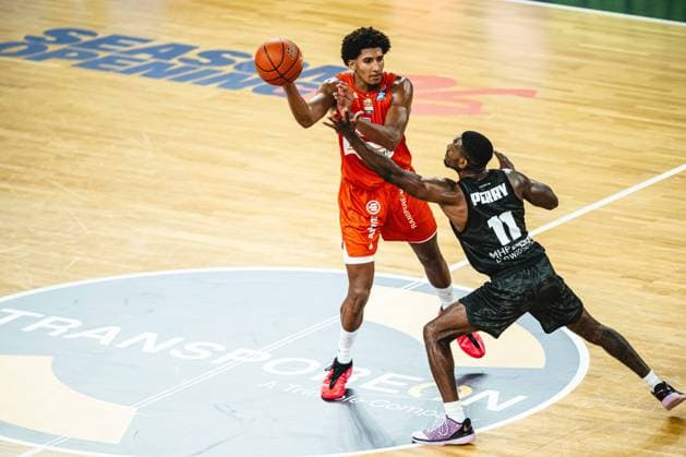 Neu Ulm, Deutschland, 20.09.26: Meissa Faye (ratiopharm ulm) und Darius Perry (MHP RIESEN Ludwigsburg) im Zweikampf waehrend des Basketball Bundesliga Spiels zwischen ratiopharm ulm vs MHP Riesen Ludwigsburg in der ratiopharm Arena am 20. September 2026 in Neu Ulm, Deutschland. (Foto von Harry Langer DeFodi Images) ratiopharm Arena, Germany, 20.09.26: Meissa Faye (ratiopharm ulm) und Darius Perry (MHP RIESEN Ludwigsburg) battle for the ball during the Basketball Bundesliga match between ratiopharm ulm vs MHP Riesen Ludwigsburg at Neu Ulm on September 20, 2026 in ratiopharm Arena, Germany. (Photo by Harry Langer DeFodi Images) (Photo by Harry Langer DeFodi Images) -