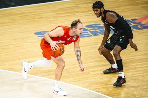 Neu Ulm, Deutschland, 20.09.26: Devin Schmidt (ratiopharm ulm) und Justin Kier (MHP RIESEN Ludwigsburg) im Zweikampf waehrend des Basketball Bundesliga Spiels zwischen ratiopharm ulm vs MHP Riesen Ludwigsburg in der ratiopharm Arena am 20. September 2026 in Neu Ulm, Deutschland. (Foto von Harry Langer DeFodi Images) ratiopharm Arena, Germany, 20.09.26: Devin Schmidt (ratiopharm ulm) und Justin Kier (MHP RIESEN Ludwigsburg) battle for the ball during the Basketball Bundesliga match between ratiopharm ulm vs MHP Riesen Ludwigsburg at Neu Ulm on September 20, 2026 in ratiopharm Arena, Germany. (Photo by Harry Langer DeFodi Images) (Photo by Harry Langer DeFodi Images) -