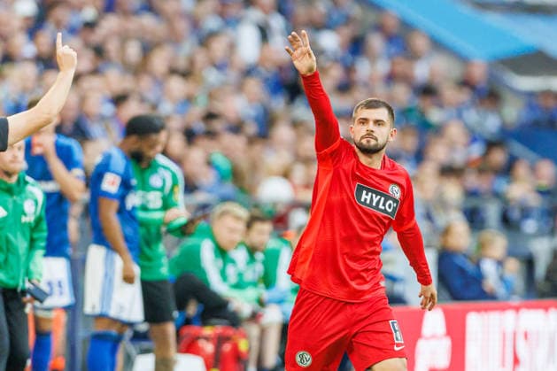 Lukasz Poreba (SV 07 Elversberg) gestikuliert, Gestik waehrend des spiels der 1. Bundesliga zwischen FC Schalke 04 und SV Elversberg, Veltins-Arena am 20. September 2026 in Gelsenkirchen, Deutschland. (Foto von Mario Hommes DeFodi Images) +++ Lukasz Poreba (SV 07 Elversberg) gestures during the Bundesliga match between FC Schalke 04 and SV Elversberg at Veltins-Arena on September 20, 2026 in Gelsenkirchen, Germany. (Photo by Mario Hommes DeFodi Images) DFB DFL REGULATIONS PROHIBIT ANY USE OF PHOTOGRAPHS AS IMAGE SEQUENCES AND OR QUASI-VIDEO. (Photo by Mario Hommes DeFodi Images) -