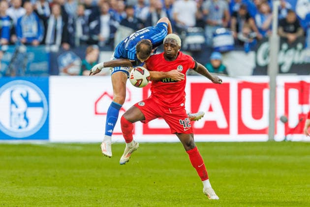 Nikola Katic (FC Schalke 04) und David Mokwa Ntusu (SV 07 Elversberg) im Zweikampf waehrend des spiels der 1. Bundesliga zwischen FC Schalke 04 und SV Elversberg, Veltins-Arena am 20. September 2026 in Gelsenkirchen, Deutschland. (Foto von Mario Hommes DeFodi Images) +++ Nikola Katic (FC Schalke 04) und David Mokwa Ntusu (SV 07 Elversberg) battle for the ball during the Bundesliga match between FC Schalke 04 and SV Elversberg at Veltins-Arena on September 20, 2026 in Gelsenkirchen, Germany. (Photo by Mario Hommes DeFodi Images) DFB DFL REGULATIONS PROHIBIT ANY USE OF PHOTOGRAPHS AS IMAGE SEQUENCES AND OR QUASI-VIDEO. (Photo by Mario Hommes DeFodi Images) -