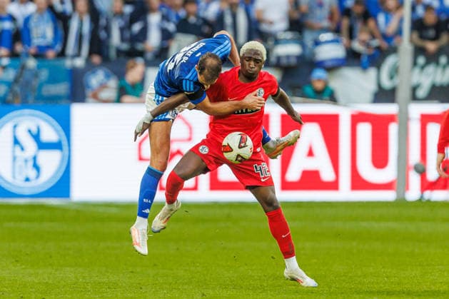 Nikola Katic (FC Schalke 04) und David Mokwa Ntusu (SV 07 Elversberg) im Zweikampf waehrend des spiels der 1. Bundesliga zwischen FC Schalke 04 und SV Elversberg, Veltins-Arena am 20. September 2026 in Gelsenkirchen, Deutschland. (Foto von Mario Hommes DeFodi Images) +++ Nikola Katic (FC Schalke 04) und David Mokwa Ntusu (SV 07 Elversberg) battle for the ball during the Bundesliga match between FC Schalke 04 and SV Elversberg at Veltins-Arena on September 20, 2026 in Gelsenkirchen, Germany. (Photo by Mario Hommes DeFodi Images) DFB DFL REGULATIONS PROHIBIT ANY USE OF PHOTOGRAPHS AS IMAGE SEQUENCES AND OR QUASI-VIDEO. (Photo by Mario Hommes DeFodi Images) -