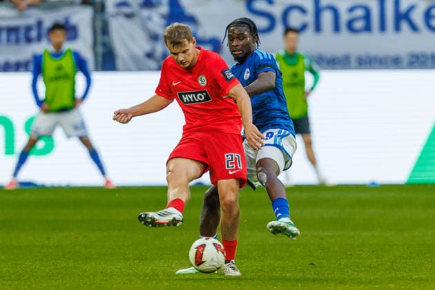 Lasse Guenther (SV 07 Elversberg) und Eric Junior Dina Ebimbe (FC Schalke 04) im Zweikampf waehrend des spiels der 1. Bundesliga zwischen FC Schalke 04 und SV Elversberg, Veltins-Arena am 20. September 2026 in Gelsenkirchen, Deutschland. (Foto von Mario Hommes DeFodi Images) +++ Lasse Guenther (SV 07 Elversberg) und Eric Junior Dina Ebimbe (FC Schalke 04) battle for the ball during the Bundesliga match between FC Schalke 04 and SV Elversberg at Veltins-Arena on September 20, 2026 in Gelsenkirchen, Germany. (Photo by Mario Hommes DeFodi Images) DFB DFL REGULATIONS PROHIBIT ANY USE OF PHOTOGRAPHS AS IMAGE SEQUENCES AND OR QUASI-VIDEO. (Photo by Mario Hommes DeFodi Images) -