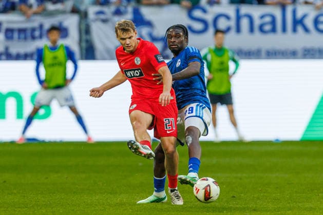 Lasse Guenther (SV 07 Elversberg) und Eric Junior Dina Ebimbe (FC Schalke 04) im Zweikampf waehrend des spiels der 1. Bundesliga zwischen FC Schalke 04 und SV Elversberg, Veltins-Arena am 20. September 2026 in Gelsenkirchen, Deutschland. (Foto von Mario Hommes DeFodi Images) +++ Lasse Guenther (SV 07 Elversberg) und Eric Junior Dina Ebimbe (FC Schalke 04) battle for the ball during the Bundesliga match between FC Schalke 04 and SV Elversberg at Veltins-Arena on September 20, 2026 in Gelsenkirchen, Germany. (Photo by Mario Hommes DeFodi Images) DFB DFL REGULATIONS PROHIBIT ANY USE OF PHOTOGRAPHS AS IMAGE SEQUENCES AND OR QUASI-VIDEO. (Photo by Mario Hommes DeFodi Images) -