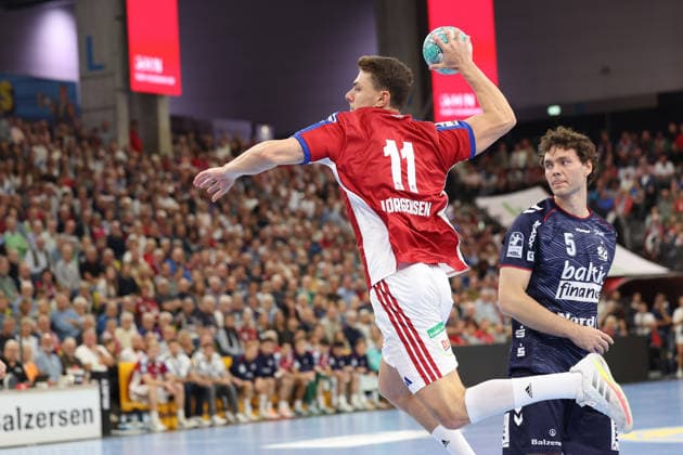 05.09.2026, xBHAx, Handball, Opel HBL, Saison 2026 2027, 1.HBL, SG Flensburg-Handewitt - Handball Club Hamburg, GGW Arena: Nicolaj Jörgensen (Handball Club Hamburg 11) im Angriff Niclas Kirkelökke (SG Flensburg-Handewitt 5) in der Verteidigung Schleswig-Holstein Deutschkand