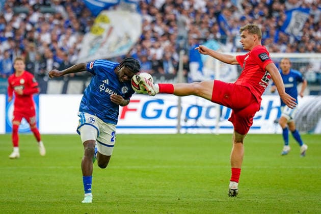 Deutschland: Fussball Bundesliga 2026 - 2027, 4. Spieltag - FC Schalke 04 vs SV Elversberg - Veltins-Arena (Gelsenkirchen): Eric Junior Dina Ebimbe (FC Schalke 04, 29) und Lasse Günther (SV Elversberg, 21) im Zweikampf Copyright: xJOERANxSTEINSIEKx