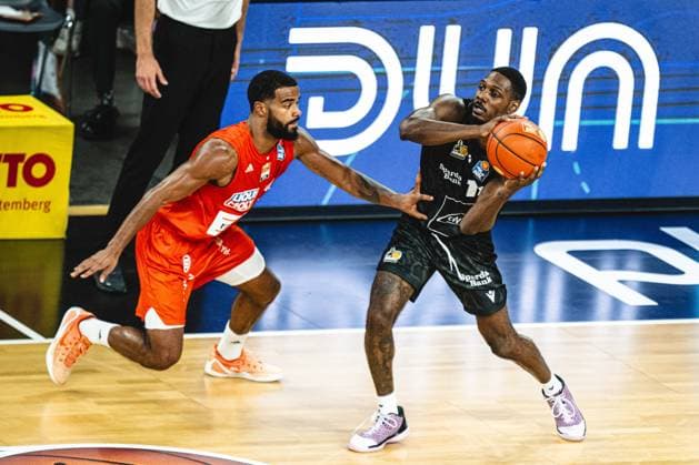 Neu Ulm, Deutschland, 20.09.26: Marvin Heckel (ratiopharm ulm) und Darius Perry (MHP RIESEN Ludwigsburg) im Zweikampf waehrend des Basketball Bundesliga Spiels zwischen ratiopharm ulm vs MHP Riesen Ludwigsburg in der ratiopharm Arena am 20. September 2026 in Neu Ulm, Deutschland. (Foto von Harry Langer DeFodi Images) ratiopharm Arena, Germany, 20.09.26: Marvin Heckel (ratiopharm ulm) und Darius Perry (MHP RIESEN Ludwigsburg) battle for the ball during the Basketball Bundesliga match between ratiopharm ulm vs MHP Riesen Ludwigsburg at Neu Ulm on September 20, 2026 in ratiopharm Arena, Germany. (Photo by Harry Langer DeFodi Images) (Photo by Harry Langer DeFodi Images) -