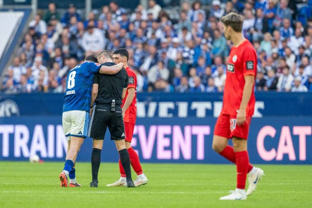 Robin Gosens (Schalke 04, 08) und Robin Braun (Schiedsrichter) umarmen sich nach zusammenprall, Felix Keidel (SV Elversberg, 43) FC Schalke 04 vs. SV Elversberg, Fussball, Bundesliga, 4.Spieltag, Saison 2026 27, 20.09.2026, DFL REGULATIONS PROHIBIT ANY USE OF PHOTOGRAPHS AS IMAGE SEQUENCES AND OR QUASI-VIDEO, FC Schalke 04 vs. SV Elversberg, Fussball, Bundesliga, 4.Spieltag, Saison 2026 27, 20.09.2026 Gelsenkirchen Copyright: xEibner-Pressefoto LukasxBaldygax EP_LBA
