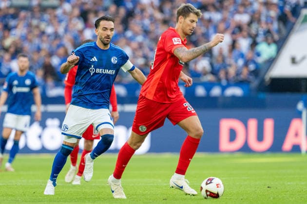 Kenan Karaman (Schalke 04, 19) laueft Maximilian Rohr (SV Elversberg, 31) an FC Schalke 04 vs. SV Elversberg, Fussball, Bundesliga, 4.Spieltag, Saison 2026 27, 20.09.2026, DFL REGULATIONS PROHIBIT ANY USE OF PHOTOGRAPHS AS IMAGE SEQUENCES AND OR QUASI-VIDEO, FC Schalke 04 vs. SV Elversberg, Fussball, Bundesliga, 4.Spieltag, Saison 2026 27, 20.09.2026 Gelsenkirchen Copyright: xEibner-Pressefoto LukasxBaldygax EP_LBA