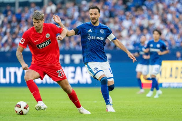 Kenan Karaman (Schalke 04, 19) laueft Maximilian Rohr (SV Elversberg, 31) an FC Schalke 04 vs. SV Elversberg, Fussball, Bundesliga, 4.Spieltag, Saison 2026 27, 20.09.2026, DFL REGULATIONS PROHIBIT ANY USE OF PHOTOGRAPHS AS IMAGE SEQUENCES AND OR QUASI-VIDEO, FC Schalke 04 vs. SV Elversberg, Fussball, Bundesliga, 4.Spieltag, Saison 2026 27, 20.09.2026 Gelsenkirchen Copyright: xEibner-Pressefoto LukasxBaldygax EP_LBA
