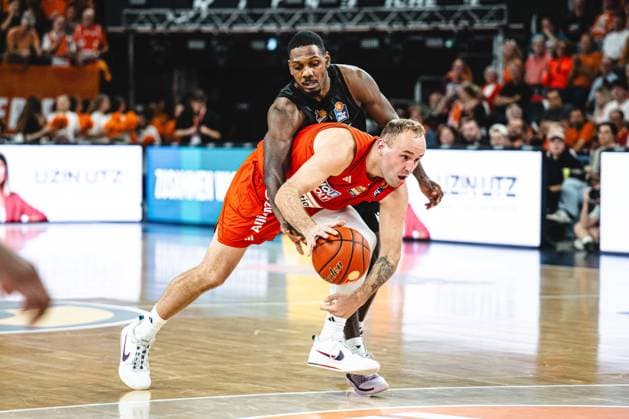 Neu Ulm, Deutschland, 20.09.26: Devin Schmidt (ratiopharm ulm) und Darius Perry (MHP RIESEN Ludwigsburg) im Zweikampf waehrend des Basketball Bundesliga Spiels zwischen ratiopharm ulm vs MHP Riesen Ludwigsburg in der ratiopharm Arena am 20. September 2026 in Neu Ulm, Deutschland. (Foto von Harry Langer DeFodi Images) ratiopharm Arena, Germany, 20.09.26: Devin Schmidt (ratiopharm ulm) und Darius Perry (MHP RIESEN Ludwigsburg) battle for the ball during the Basketball Bundesliga match between ratiopharm ulm vs MHP Riesen Ludwigsburg at Neu Ulm on September 20, 2026 in ratiopharm Arena, Germany. (Photo by Harry Langer DeFodi Images) (Photo by Harry Langer DeFodi Images) -