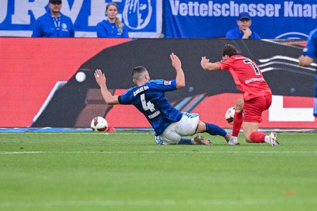 20.09.2026, Fussball, Saison 2026 2027, Bundesliga, FC Schalke 04 - SV Elversberg, Hasan Kurucay (FC Schalke 04) grätscht Maurice Krattenmacher (SV Elversberg) xRHR-FOTO YYx Copyright: KROEGER RHR-FOTOx RHR-FOTO YY