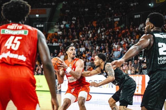 Neu Ulm, Deutschland, 20.09.26: Teo Milicic (ratiopharm ulm)5, Jaylen Sims (ratiopharm ulm) Ish Leggett (MHP RIESEN Ludwigsburg) und Maxwell Dongmo Temoka (MHP RIESEN Ludwigsburg) im Zweikampf waehrend des Basketball Bundesliga Spiels zwischen ratiopharm ulm vs MHP Riesen Ludwigsburg in der ratiopharm Arena am 20. September 2026 in Neu Ulm, Deutschland. (Foto von Harry Langer DeFodi Images) ratiopharm Arena, Germany, 20.09.26: Teo Milicic (ratiopharm ulm)5, Jaylen Sims (ratiopharm ulm) Ish Leggett (MHP RIESEN Ludwigsburg) und Maxwell Dongmo Temoka (MHP RIESEN Ludwigsburg) battle for the ball during the Basketball Bundesliga match between ratiopharm ulm vs MHP Riesen Ludwigsburg at Neu Ulm on September 20, 2026 in ratiopharm Arena, Germany. (Photo by Harry Langer DeFodi Images) (Photo by Harry Langer DeFodi Images) -