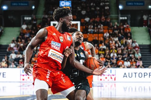 Neu Ulm, Deutschland, 20.09.26: Oluwasimisola Shittu (ratiopharm ulm) und Darius Perry (MHP RIESEN Ludwigsburg) im Zweikampf waehrend des Basketball Bundesliga Spiels zwischen ratiopharm ulm vs MHP Riesen Ludwigsburg in der ratiopharm Arena am 20. September 2026 in Neu Ulm, Deutschland. (Foto von Harry Langer DeFodi Images) ratiopharm Arena, Germany, 20.09.26: Oluwasimisola Shittu (ratiopharm ulm) und Darius Perry (MHP RIESEN Ludwigsburg) battle for the ball during the Basketball Bundesliga match between ratiopharm ulm vs MHP Riesen Ludwigsburg at Neu Ulm on September 20, 2026 in ratiopharm Arena, Germany. (Photo by Harry Langer DeFodi Images) (Photo by Harry Langer DeFodi Images) -