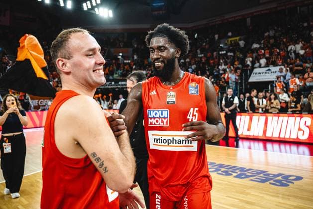 Neu Ulm, Deutschland, 20.09.26: Devin Schmidt (ratiopharm ulm) und Oluwasimisola Shittu (ratiopharm ulm) gestikuliert, gestik waehrend des Basketball Bundesliga Spiels zwischen ratiopharm ulm vs MHP Riesen Ludwigsburg in der ratiopharm Arena am 20. September 2026 in Neu Ulm, Deutschland. (Foto von Harry Langer DeFodi Images) ratiopharm Arena, Germany, 20.09.26: Devin Schmidt (ratiopharm ulm) und Oluwasimisola Shittu (ratiopharm ulm) gestures during the Basketball Bundesliga match between ratiopharm ulm vs MHP Riesen Ludwigsburg at Neu Ulm on September 20, 2026 in ratiopharm Arena, Germany. (Photo by Harry Langer DeFodi Images) (Photo by Harry Langer DeFodi Images) -