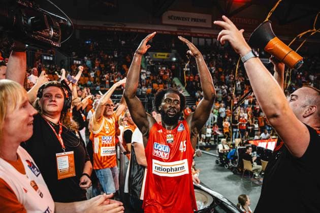 Neu Ulm, Deutschland, 20.09.26: Oluwasimisola Shittu (ratiopharm ulm) Feiert den Sieg mit den Fans waehrend des Basketball Bundesliga Spiels zwischen ratiopharm ulm vs MHP Riesen Ludwigsburg in der ratiopharm Arena am 20. September 2026 in Neu Ulm, Deutschland. (Foto von Harry Langer DeFodi Images) ratiopharm Arena, Germany, 20.09.26: Oluwasimisola Shittu (ratiopharm ulm) Celebrate the victory with the fans. during the Basketball Bundesliga match between ratiopharm ulm vs MHP Riesen Ludwigsburg at Neu Ulm on September 20, 2026 in ratiopharm Arena, Germany. (Photo by Harry Langer DeFodi Images) (Photo by Harry Langer DeFodi Images) -