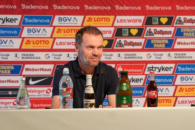 Trainer Marco Konrad bei der Pressekonferenz nach dem Spiel, SC Freiburg vs. Bayer 04 Leverkusen, Fußball, 1. Bundesliga Frauen, 20.09.2026 SC Freiburg vs. Bayer 04 Leverkusen, Fußball, 1. Bundesliga Frauen, 20.09.202 Freiburg Copyright: xEibner-Pressefotox EP_PSA