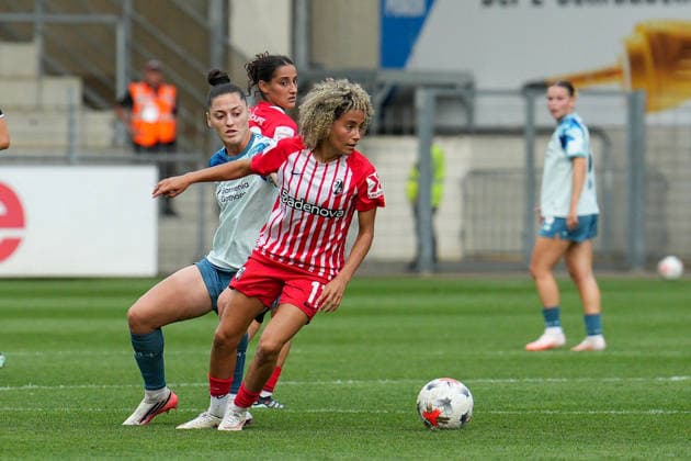 17 Amira Arfaoui gewinnt einen Zweikampf, SC Freiburg vs. Bayer 04 Leverkusen, Fußball, 1. Bundesliga Frauen, 20.09.2026 SC Freiburg vs. Bayer 04 Leverkusen, Fußball, 1. Bundesliga Frauen, 20.09.202 Freiburg Copyright: xEibner-Pressefotox EP_PSA