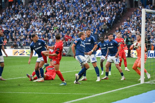 Torwart Loris Karius (Schalke 04), re., rettet auf der Linie 20.09.2026, Fussball 1. Bundesliga, Saison 2026 2027, 4. Spieltag, FC Schalke 04 - SV Elversberg DFL regulations prohibit any use of photographs as image sequences and or quasi-video Gelsenkirchen Veltins Arena Nordrhein Westfalen Deutschland