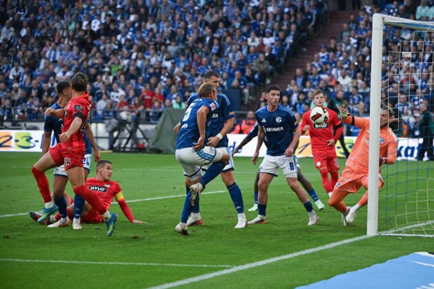 Torwart Loris Karius (Schalke 04), re., rettet auf der Linie 20.09.2026, Fussball 1. Bundesliga, Saison 2026 2027, 4. Spieltag, FC Schalke 04 - SV Elversberg DFL regulations prohibit any use of photographs as image sequences and or quasi-video Gelsenkirchen Veltins Arena Nordrhein Westfalen Deutschland
