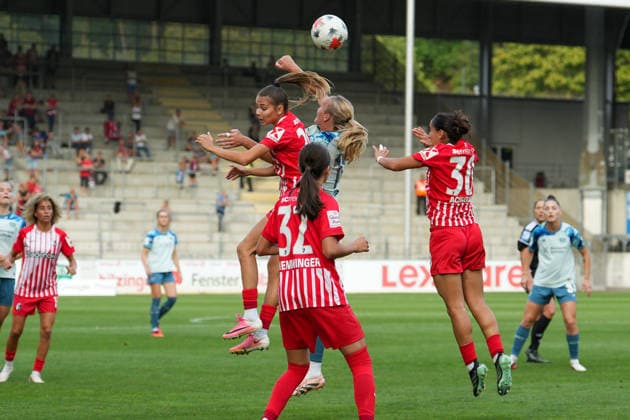 Borbala Vincze gewinnt ein Kopfballduell, SC Freiburg vs. Bayer 04 Leverkusen, Fußball, 1. Bundesliga Frauen, 20.09.2026 SC Freiburg vs. Bayer 04 Leverkusen, Fußball, 1. Bundesliga Frauen, 20.09.202 Freiburg Copyright: xEibner-Pressefotox EP_PSA