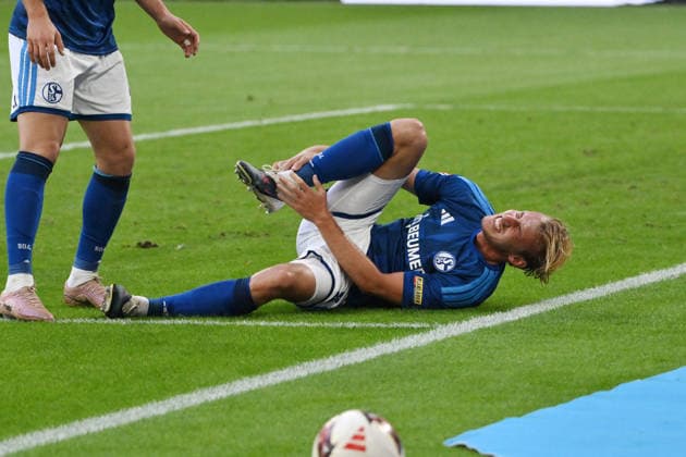 Verletzung Timo Becker (FC Schalke 04) 20.09.2026, Fussball 1. Bundesliga, Saison 2026 2027, 4. Spieltag, FC Schalke 04 - SV Elversberg DFL regulations prohibit any use of photographs as image sequences and or quasi-video Gelsenkirchen Veltins Arena Nordrhein Westfalen Deutschland