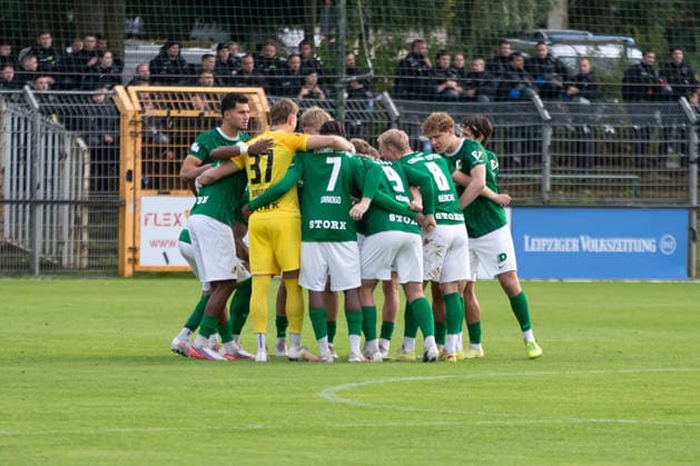 Fußball Regionalliga Nordost: BSG Chemie Leipzig - Chemnitzer FC; 20.09.2026 Teamkreis von Chemie Leipzig, Einschwören aufs Spiel. Fußball, Regionalliga Nordost, Saison 2026 2027, 10. Spieltag: BSG Chemie Leipzig vs. Chemnitzer FC am 20.09.2026 im Alfred-Kunze-Sportpark, Leipzig Leutzsch. Copyright: xBEAUTIFULxSPORTS JanxKaeferx