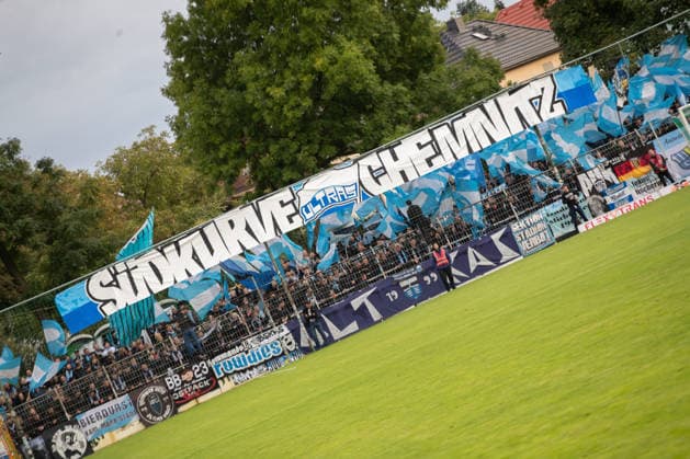 Fußball Regionalliga Nordost: BSG Chemie Leipzig - Chemnitzer FC; 20.09.2026 Chemnitz-Fanblock mit Südkurve-Banner und vielen Fahnen. Fans, Stimmung. Fußball, Regionalliga Nordost, Saison 2026 2027, 10. Spieltag: BSG Chemie Leipzig vs. Chemnitzer FC am 20.09.2026 im Alfred-Kunze-Sportpark, Leipzig Leutzsch. Copyright: xBEAUTIFULxSPORTS JanxKaeferx